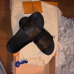 Size 6 men’s Louis Vuitton slides ( authentic )